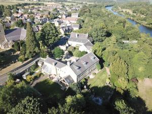 10 Bed Stunning House in village, with Hot Tub