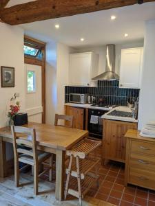 Y Swdio, Ferm Glandwr