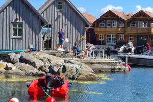 Exceptional Cottage 2 meters from the sea, possible to rent boat, Bekkjarvik, 60 km from Bergen