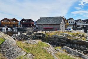 Exceptional Cottage 2 meters from the sea, possible to rent boat, Bekkjarvik, 60 km from Bergen