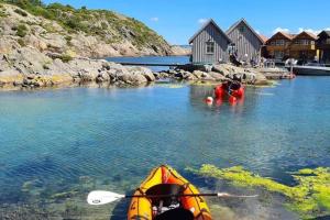 Exceptional Cottage 2 meters from the sea, possible to rent boat, Bekkjarvik, 60 km from Bergen