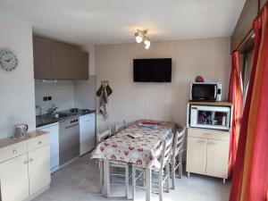 Appartements Coquet Studio de 4 personnes aux Carroz - Balcon et Wifi : photos des chambres