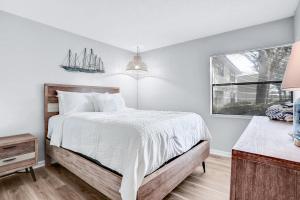 Lovely condo with pools, tennis, central AC, & washerdryer - snowbird-friendly