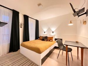 Hotels Hotel du Commerce : Chambre Double avec Salle de Bains Privative