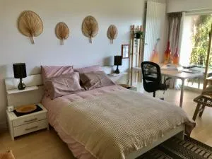 Chez Isa, espace prive, 1ou 2 chambres, terrasse et jardin, entrée autonome, sdb et mini cuisine partagées entre les 2 chambres - Ceyrat