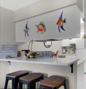 Renovated Ocean Escape Condo-11 pools-community beachhouse bar