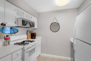 Renovated Ocean Escape Condo-11 pools-community beachhouse bar