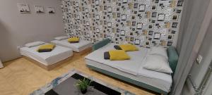 Studio 4 Apartment in the Party District