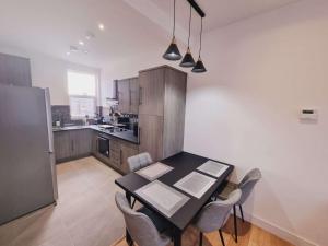 LMK, 2 Bedroom Apartment, with Roof Terrace, Free parking, EV Charger, Great Location.