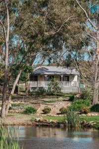 Granite Gardens Cottages & Lake Retreat - Stanthorpe