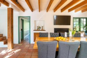 Adelaide hills Italian villa in creek setting