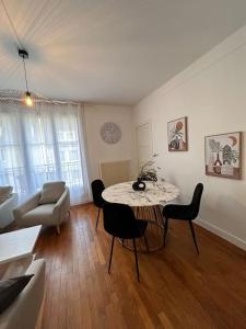 Appartements Somptueux T3 Coeur de ville avec Balcon : photos des chambres