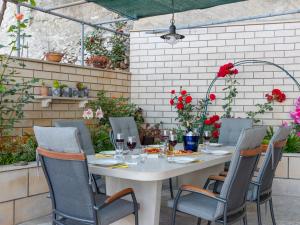 Apartment Villa Andro by Interhome