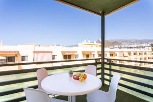 Home2Book Comfy Seaside Apartment Cristimar, Pool