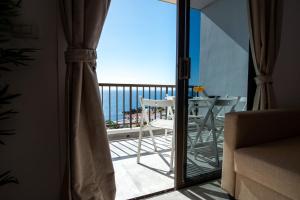 Black Sand Holiday Home