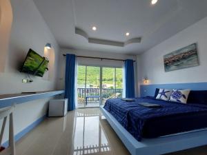 Blue sky Koh larn Resort