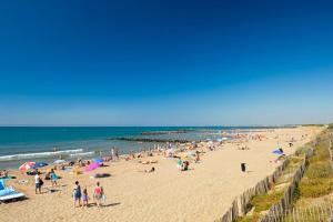 Maisons de vacances Bungalow de 3 chambres avec piscine partagee et terrasse a Vias a 1 km de la plage : photos des chambres