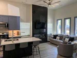 Perfectly located 2 bed/2 full bathroom/1 sofa bed - Gentry