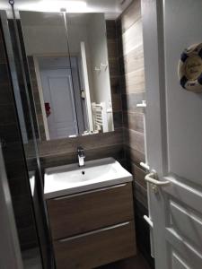 Appartement T2 avec piscine a 100 m de la plage