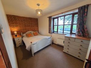 Cosy Rural Barn Conversion 5 Min Drive To Pin Mill 1 BR + sofa bed