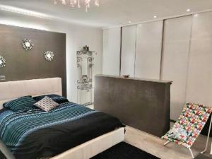 LEntrée des Artistes Chambre avec terrasse et salle de bain- LAVALOC