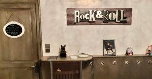 LEntrée des Artistes Chambre avec terrasse et salle de bain- LAVALOC