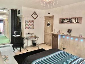 LEntrée des Artistes Chambre avec terrasse et salle de bain- LAVALOC