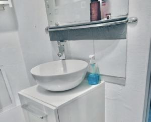 LEntrée des Artistes Chambre avec terrasse et salle de bain- LAVALOC