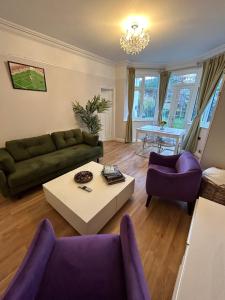 Wimbledon Town Centre Garden Apartment with private parking - Sleeps 5
