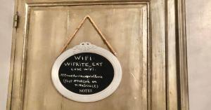 LEntrée des Artistes Chambre avec terrasse et salle de bain- LAVALOC