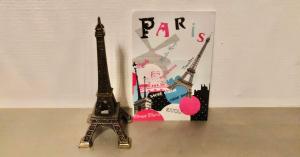 LEntrée des Artistes Chambre avec terrasse et salle de bain- LAVALOC