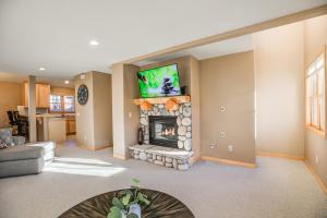 Crossroads Nordic Townhome: Spacious, On Bike Path