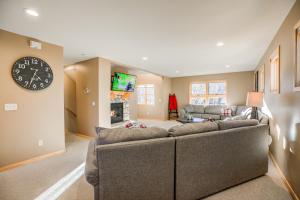 Crossroads Nordic Townhome: Spacious, On Bike Path