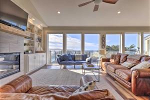 Remodeled Home with Spa and Deck Walk to Dillon Beach