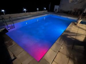 Maisons de vacances Joli Mas de ville avec piscine (22 couchages) : photos des chambres