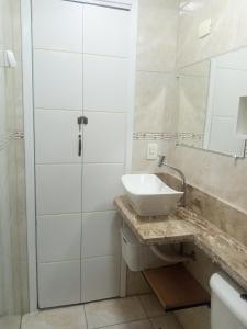 Apto Com Sacada e Ar Condicionado a 2 minutos da Praia