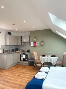 Cambridge Studios and Suites by Tas Accommodations - Little Wilbraham