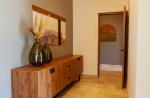 2BR with Fast WiFi FREE BIKES, Rooftop, Pool, and Gym