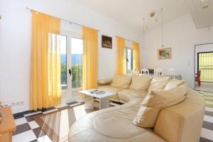 Three-Bedroom Apartment with Terrace and Sea View room in Apartments by the sea Poljica Trogir - 16999