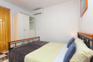 Apartments by the sea Poljica, Trogir - 16999