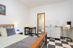 Apartments by the sea Poljica, Trogir - 16999