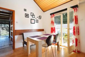 Apartments by the sea Vinisce, Trogir - 13648