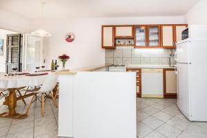 Apartments by the sea Vir - 18586