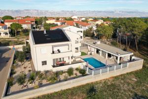 Family friendly apartments with a swimming pool Vir - Kozjak, Vir - 18589