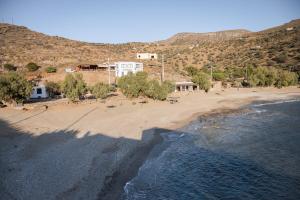 Beachfront bungalow in the area of Kampi, near Koundouros