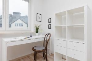 Metro Kabaty Lovely Studio Apartment by Renters