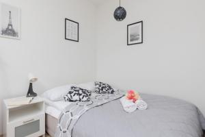 Metro Kabaty Lovely Studio Apartment by Renters