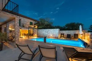 Stone villa Didovi Snovi with heated pool - Vukšić