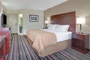 Double Room with Mobility Access and Bathtub with Grab Bars -  Non-Smoking room in Wyndham Garden Charlotte Executive Park