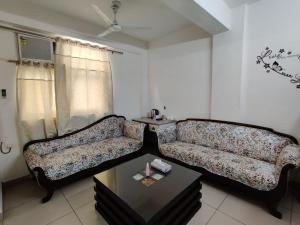 FACULTY HOUSE- Cosy Lounge Near Expo Mart
